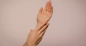 Fourmillements mains : Causes, symptômes et traitements