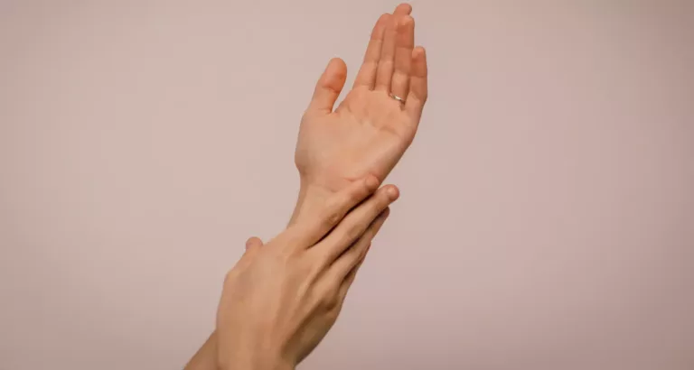 Fourmillements mains : Causes, symptômes et traitements