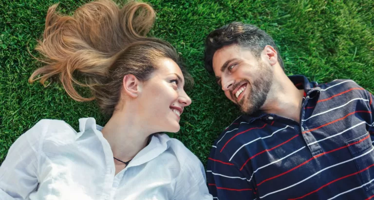 Les signes d&rsquo;un homme amoureux en secret : 13 preuves décortiquées