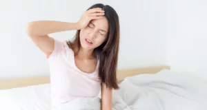 Mal de tête au réveil : Le comprendre et y remédier